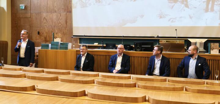 Kirjan julkistamistilaisuudessa käytyyn paneelikeskusteluun osallistui muun muassa Gösta Serlachius (oik.), joka on R.Erik ja Bror Serlachiuksen Säätiön hallituksen puheenjohtaja sekä Gösta Serlachiuksen taidesäätiön hallituksen jäsen.