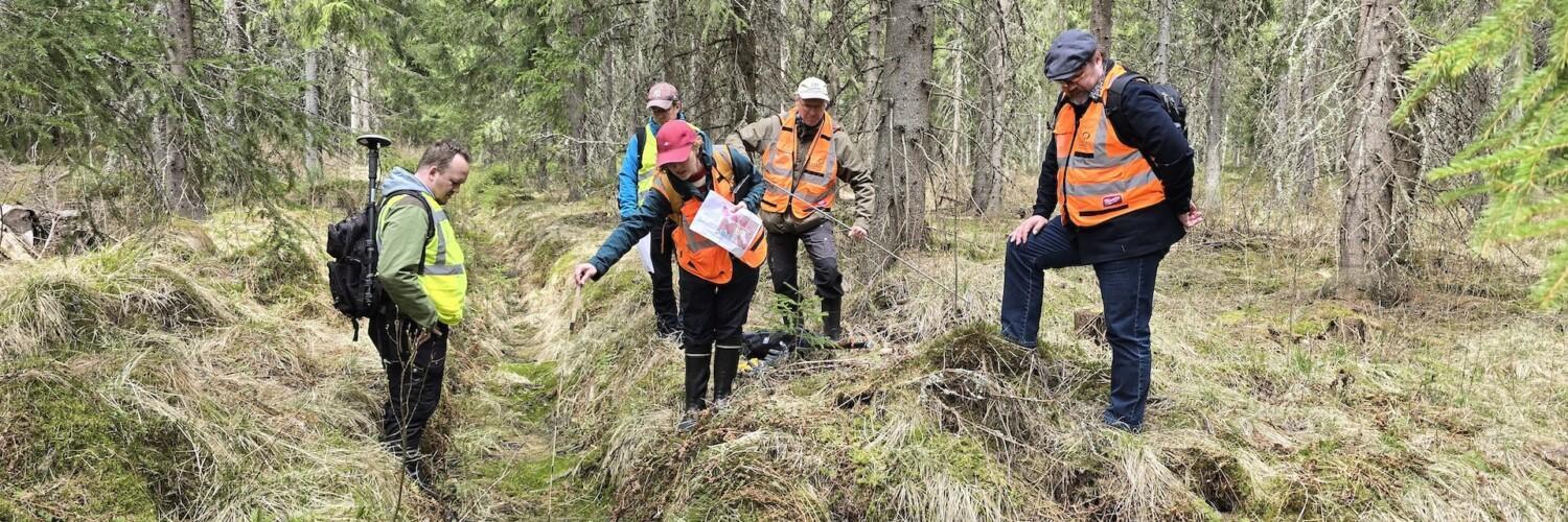 OGCR-hankkeen tutkijoita Vermassalon turvemaalla tutkimassa aikoinaan tehtyä ojaa.