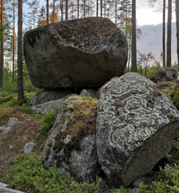 Siirtolohkareen ja kallion muodostama piiloluola