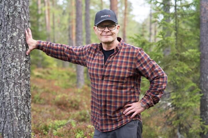 Finsilvan toimitusjohtaja Juha Hakkarainen nojaa puuhun.