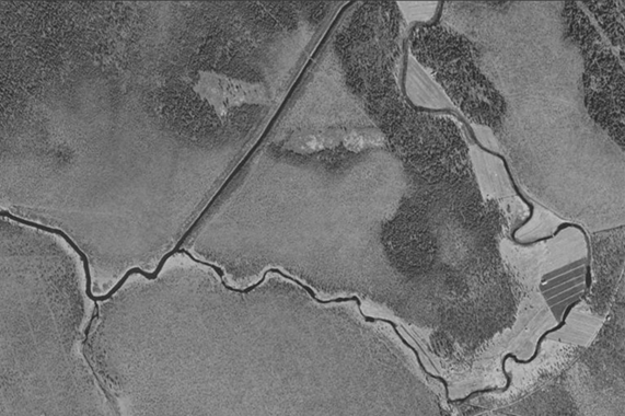 Vanha karttakuva suosta, joka on sen jälkeen ensin ojitettu metsätalouskäyttöön ja vuonna 2026 ennallistettu takaisin kohti alkuperäistä suota